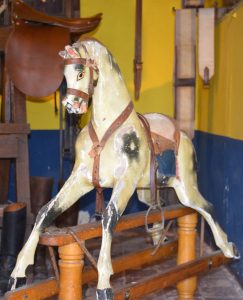 Photo du cheval en bois de Solange de la Motte Saint-Pierre