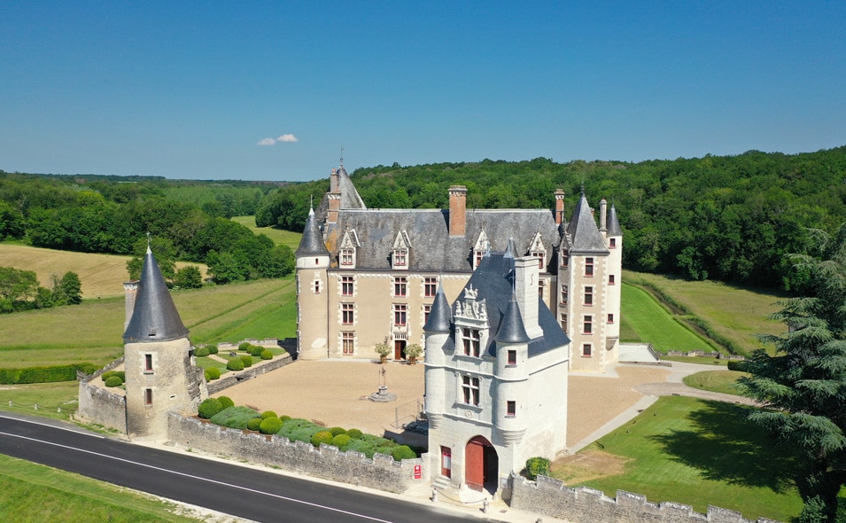 Photo d'une pendule de Furet en marbre blanc - horaires Château de Montpoupon